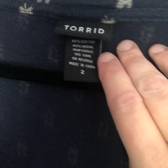 Torrid size 2 navy v neck GUC - Picture 3 of 3